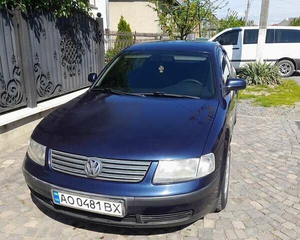 Синий Фольксваген Пассат, объемом двигателя 1.8 л и пробегом 376 тыс. км за 3500 $, фото 1 на Automoto.ua