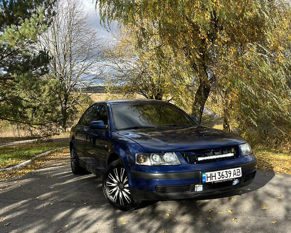 Синий Фольксваген Пассат, объемом двигателя 1.8 л и пробегом 250 тыс. км за 3500 $, фото 1 на Automoto.ua