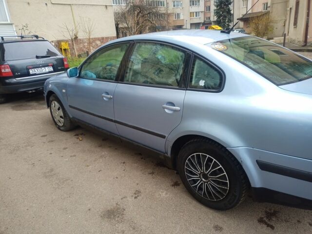 Синий Фольксваген Пассат, объемом двигателя 3 л и пробегом 300 тыс. км за 2400 $, фото 1 на Automoto.ua