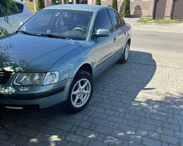 Синий Фольксваген Пассат, объемом двигателя 1.78 л и пробегом 300 тыс. км за 3800 $, фото 1 на Automoto.ua