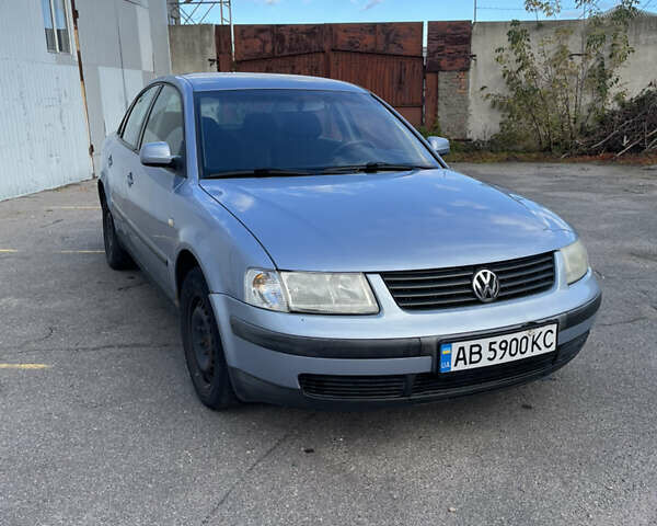 Синий Фольксваген Пассат, объемом двигателя 1.8 л и пробегом 280 тыс. км за 3400 $, фото 1 на Automoto.ua