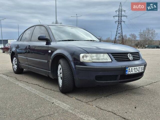 Синий Фольксваген Пассат, объемом двигателя 1.6 л и пробегом 326 тыс. км за 3800 $, фото 1 на Automoto.ua