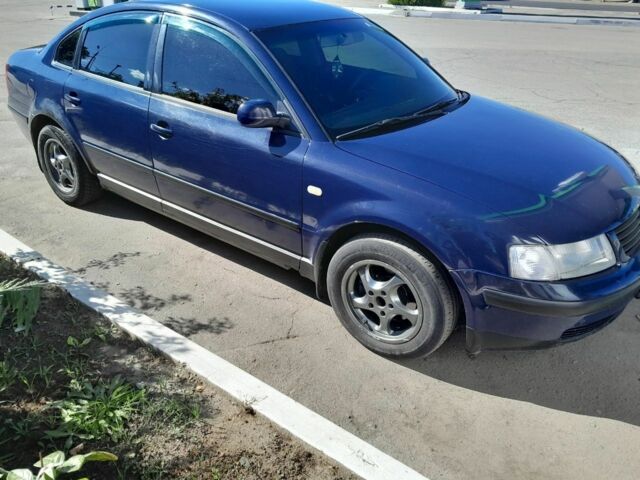 Синий Фольксваген Пассат, объемом двигателя 1.8 л и пробегом 421 тыс. км за 2806 $, фото 1 на Automoto.ua