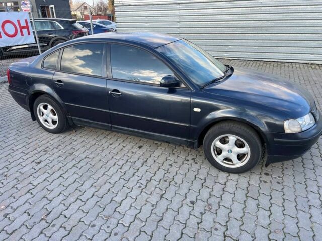 Синий Фольксваген Пассат, объемом двигателя 1.8 л и пробегом 330 тыс. км за 2700 $, фото 1 на Automoto.ua