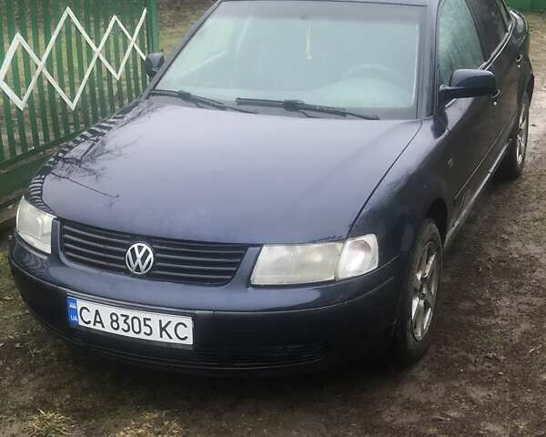 Синий Фольксваген Пассат, объемом двигателя 1.8 л и пробегом 310 тыс. км за 3500 $, фото 1 на Automoto.ua