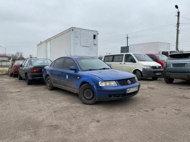 Синій Фольксваген Пассат, об'ємом двигуна 1.6 л та пробігом 300 тис. км за 900 $, фото 1 на Automoto.ua