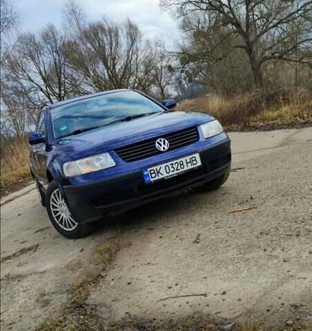 Синий Фольксваген Пассат, объемом двигателя 1.6 л и пробегом 261 тыс. км за 4150 $, фото 1 на Automoto.ua