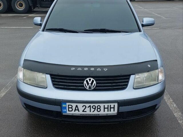 Синий Фольксваген Пассат, объемом двигателя 1.6 л и пробегом 245 тыс. км за 3800 $, фото 1 на Automoto.ua
