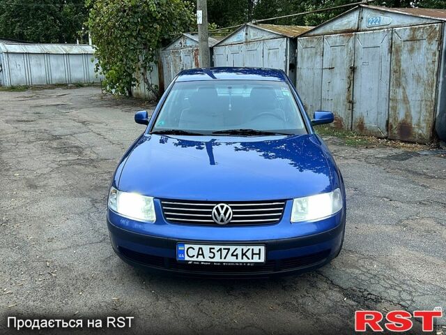 Синий Фольксваген Пассат, объемом двигателя 1.8 л и пробегом 258 тыс. км за 3999 $, фото 1 на Automoto.ua