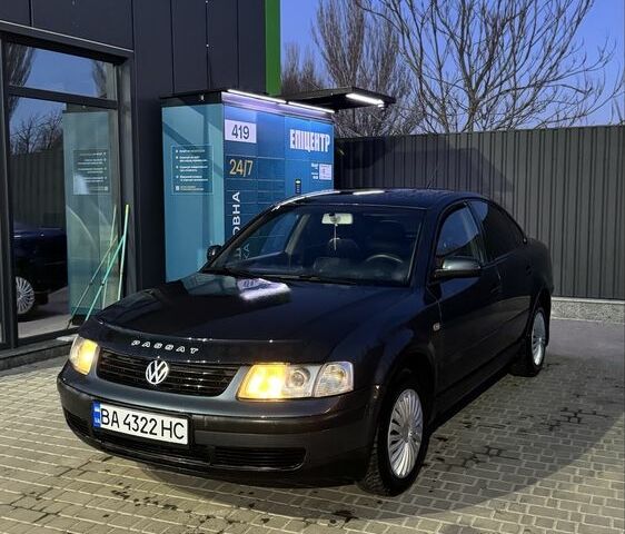 Синий Фольксваген Пассат, объемом двигателя 1.8 л и пробегом 370 тыс. км за 3900 $, фото 1 на Automoto.ua