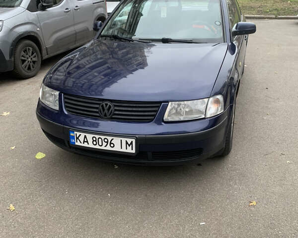 Синий Фольксваген Пассат, объемом двигателя 1.6 л и пробегом 300 тыс. км за 4000 $, фото 1 на Automoto.ua