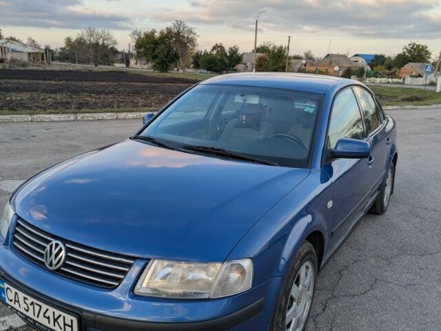 Синий Фольксваген Пассат, объемом двигателя 1.8 л и пробегом 269 тыс. км за 4200 $, фото 1 на Automoto.ua