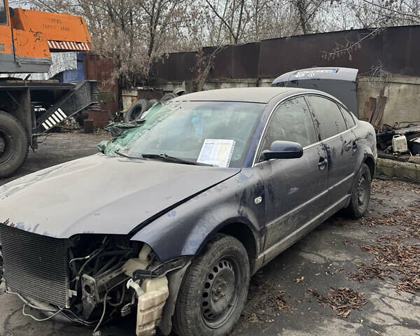 Синий Фольксваген Пассат, объемом двигателя 1.6 л и пробегом 224 тыс. км за 2100 $, фото 1 на Automoto.ua