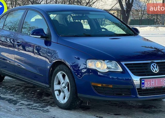 Синій Фольксваген Пассат, об'ємом двигуна 1.6 л та пробігом 252 тис. км за 6000 $, фото 1 на Automoto.ua