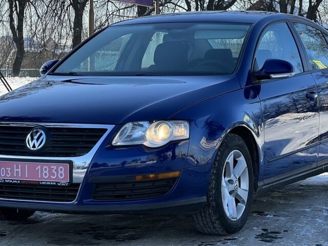 Синий Фольксваген Пассат, объемом двигателя 1.6 л и пробегом 252 тыс. км за 5500 $, фото 1 на Automoto.ua