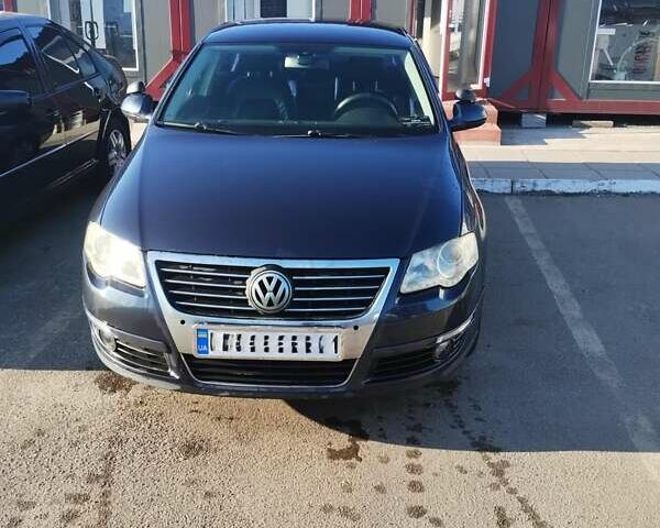 Синий Фольксваген Пассат, объемом двигателя 2 л и пробегом 325 тыс. км за 6800 $, фото 1 на Automoto.ua