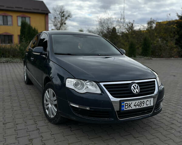 Фольксваген Пассат 2007 в Дубно на Automoto.ua Синий Фольксваген Пассат, объемом двигателя 2 л и пробегом 247 тыс. км за 5800 $, фото 1 на Automoto.ua