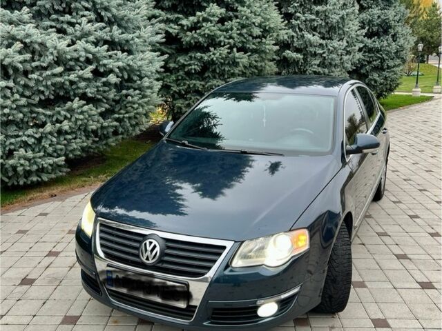 Синий Фольксваген Пассат, объемом двигателя 2 л и пробегом 300 тыс. км за 5700 $, фото 1 на Automoto.ua