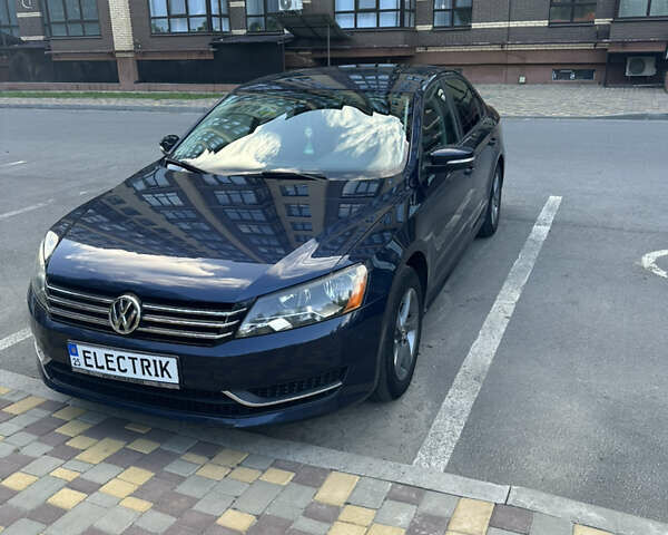 Синий Фольксваген Пассат, объемом двигателя 1.8 л и пробегом 236 тыс. км за 10000 $, фото 1 на Automoto.ua