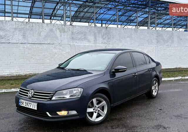 Синий Фольксваген Пассат, объемом двигателя 1.6 л и пробегом 237 тыс. км за 8000 $, фото 1 на Automoto.ua