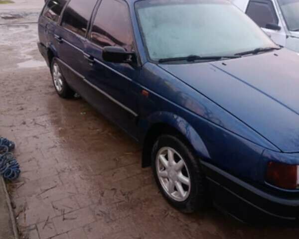 Синий Фольксваген Пассат, объемом двигателя 1.8 л и пробегом 420 тыс. км за 1500 $, фото 1 на Automoto.ua