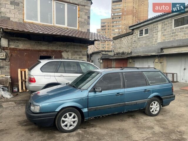 Синій Фольксваген Пассат, об'ємом двигуна 1.8 л та пробігом 300 тис. км за 1719 $, фото 1 на Automoto.ua