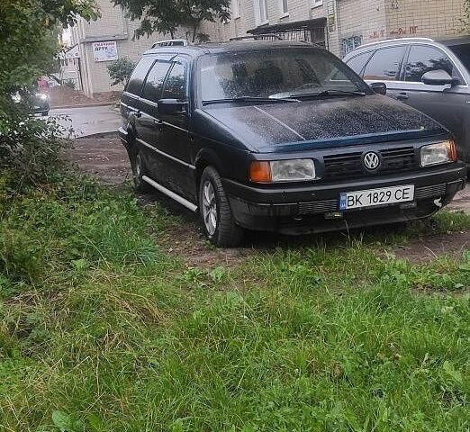 Синий Фольксваген Пассат, объемом двигателя 2 л и пробегом 400 тыс. км за 600 $, фото 1 на Automoto.ua