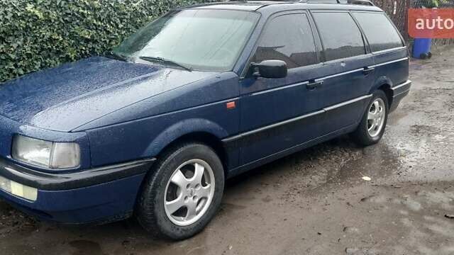 Синий Фольксваген Пассат, объемом двигателя 2 л и пробегом 350 тыс. км за 2200 $, фото 1 на Automoto.ua