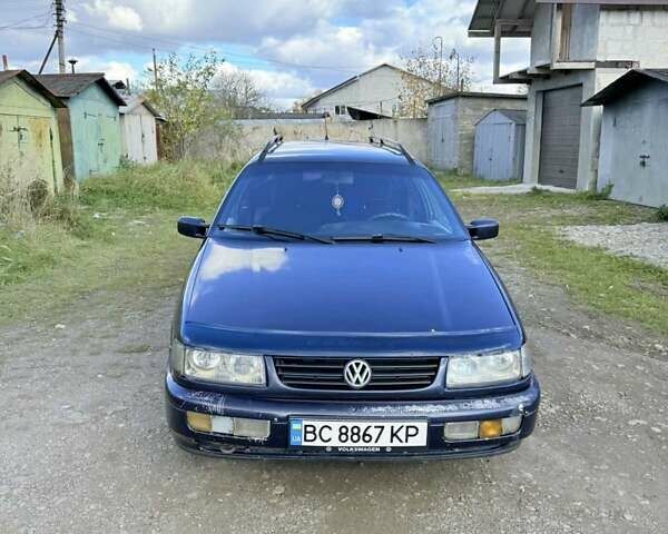Синий Фольксваген Пассат, объемом двигателя 2 л и пробегом 300 тыс. км за 1850 $, фото 1 на Automoto.ua