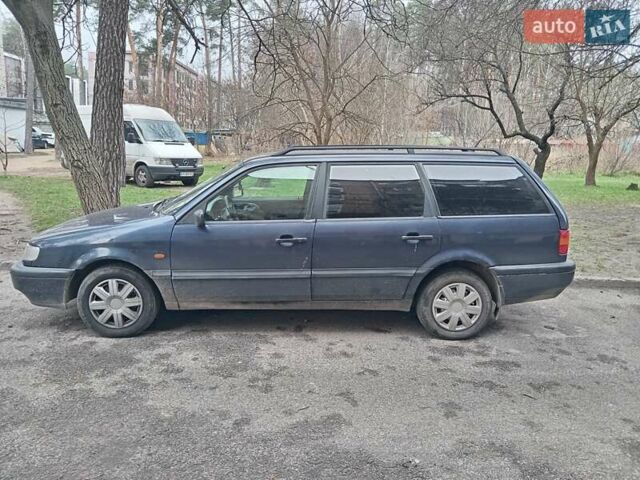 Синий Фольксваген Пассат, объемом двигателя 1.6 л и пробегом 285 тыс. км за 2500 $, фото 1 на Automoto.ua