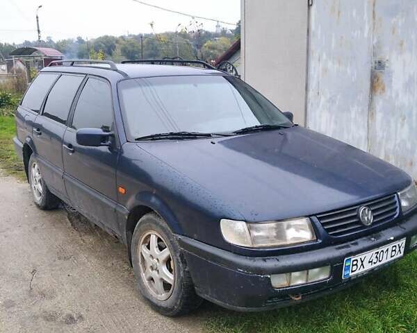 Синий Фольксваген Пассат, объемом двигателя 2 л и пробегом 300 тыс. км за 1800 $, фото 1 на Automoto.ua