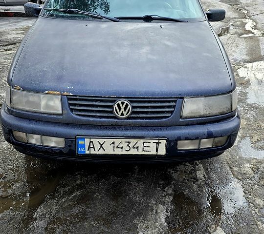 Синій Фольксваген Пассат, об'ємом двигуна 1.6 л та пробігом 350 тис. км за 1100 $, фото 1 на Automoto.ua