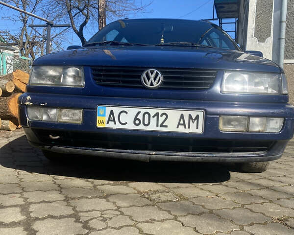 Синий Фольксваген Пассат, объемом двигателя 1.8 л и пробегом 323 тыс. км за 2600 $, фото 1 на Automoto.ua