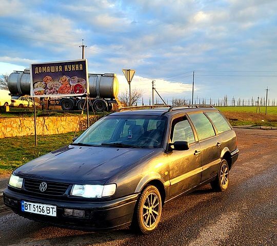 Синий Фольксваген Пассат, объемом двигателя 1.9 л и пробегом 350 тыс. км за 1850 $, фото 1 на Automoto.ua