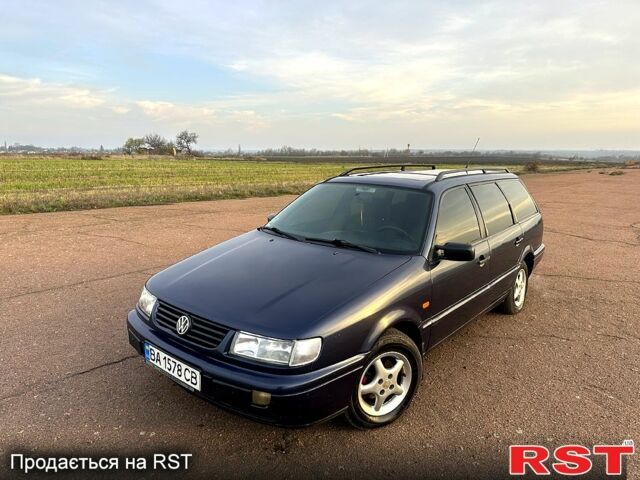 Синий Фольксваген Пассат, объемом двигателя 1.8 л и пробегом 200 тыс. км за 2150 $, фото 1 на Automoto.ua