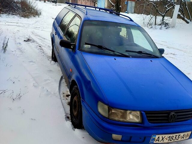 Синий Фольксваген Пассат, объемом двигателя 1.9 л и пробегом 300 тыс. км за 700 $, фото 1 на Automoto.ua