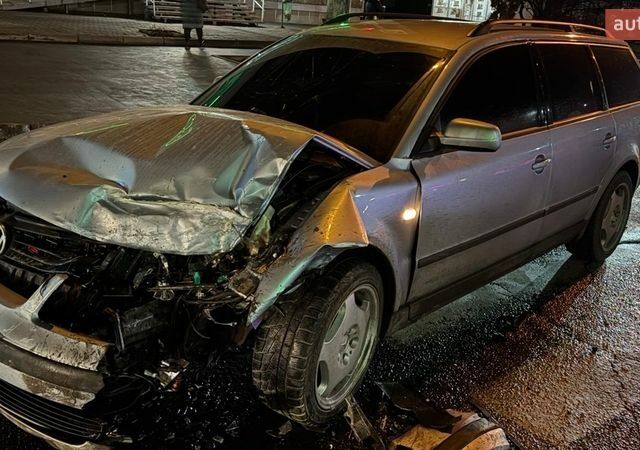 Синий Фольксваген Пассат, объемом двигателя 1.8 л и пробегом 400 тыс. км за 2000 $, фото 1 на Automoto.ua