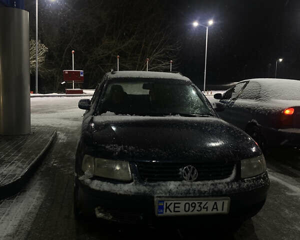 Синий Фольксваген Пассат, объемом двигателя 1.8 л и пробегом 400 тыс. км за 3300 $, фото 1 на Automoto.ua