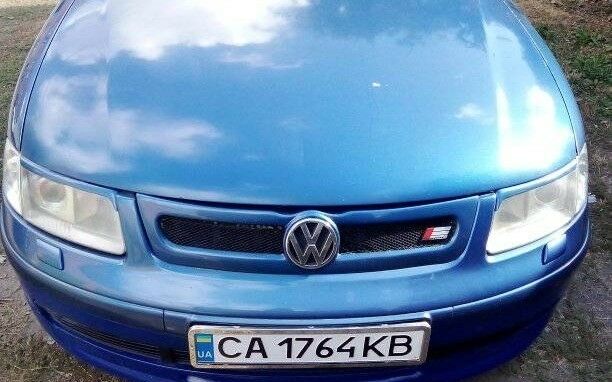 Синий Фольксваген Пассат, объемом двигателя 2.5 л и пробегом 166 тыс. км за 3500 $, фото 1 на Automoto.ua