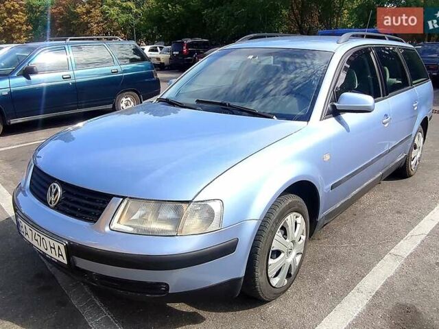 Синий Фольксваген Пассат, объемом двигателя 1.6 л и пробегом 260 тыс. км за 4200 $, фото 1 на Automoto.ua