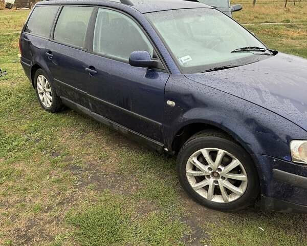 Синий Фольксваген Пассат, объемом двигателя 1.9 л и пробегом 323 тыс. км за 2000 $, фото 1 на Automoto.ua