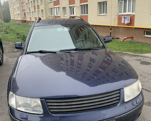 Синий Фольксваген Пассат, объемом двигателя 1.8 л и пробегом 300 тыс. км за 4200 $, фото 1 на Automoto.ua