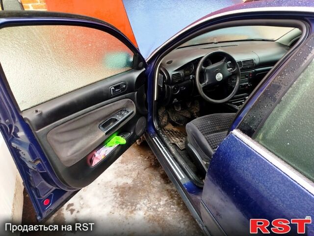 Синий Фольксваген Пассат, объемом двигателя 2 л и пробегом 320 тыс. км за 3800 $, фото 1 на Automoto.ua