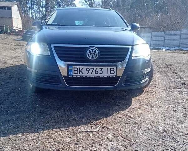 Синій Фольксваген Пассат, об'ємом двигуна 2 л та пробігом 320 тис. км за 4800 $, фото 1 на Automoto.ua