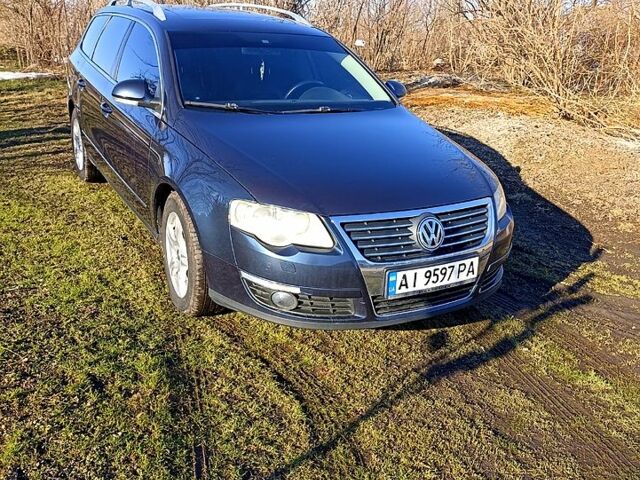 Синий Фольксваген Пассат, объемом двигателя 2 л и пробегом 240 тыс. км за 6999 $, фото 1 на Automoto.ua
