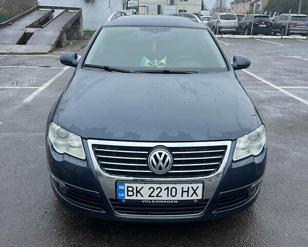 Синій Фольксваген Пассат, об'ємом двигуна 2 л та пробігом 328 тис. км за 7100 $, фото 1 на Automoto.ua