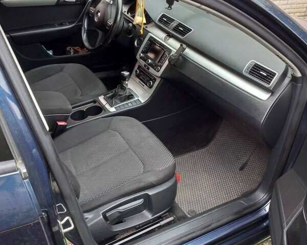 Синий Фольксваген Пассат, объемом двигателя 1.6 л и пробегом 307 тыс. км за 10300 $, фото 1 на Automoto.ua