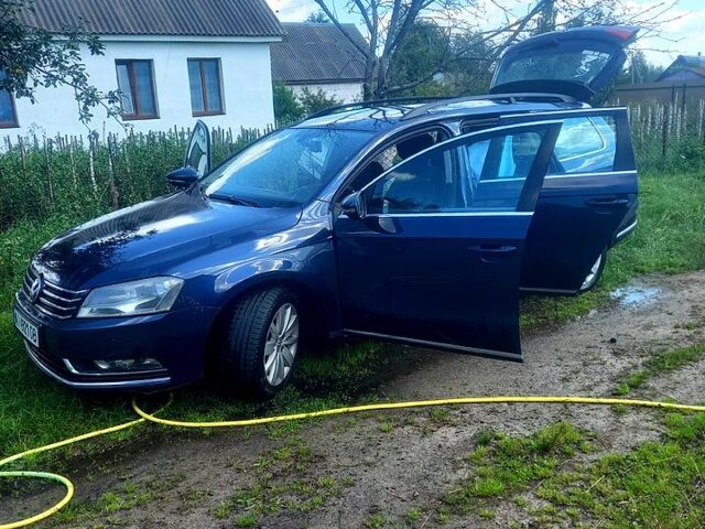 Синий Фольксваген Пассат, объемом двигателя 1.6 л и пробегом 323 тыс. км за 9850 $, фото 1 на Automoto.ua