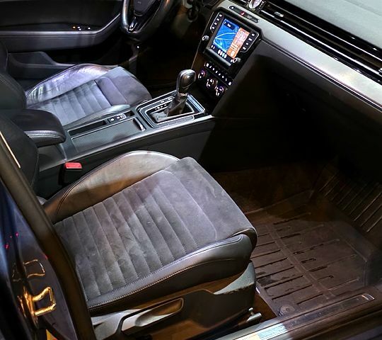 Синий Фольксваген Пассат, объемом двигателя 2 л и пробегом 300 тыс. км за 17900 $, фото 1 на Automoto.ua