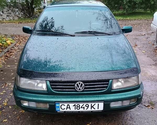 Зеленый Фольксваген Пассат, объемом двигателя 2 л и пробегом 300 тыс. км за 2500 $, фото 1 на Automoto.ua